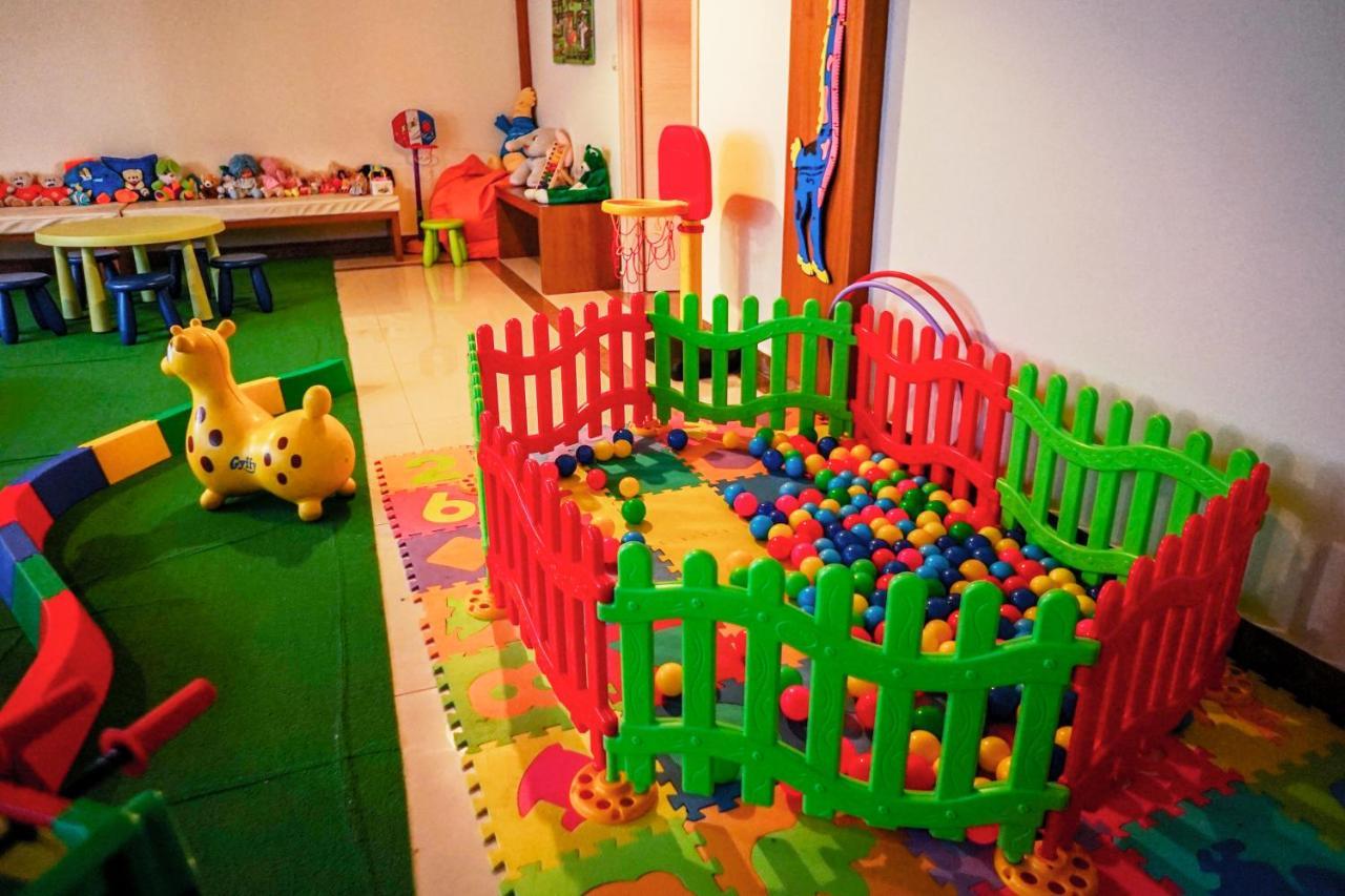 발리스 리조트 호텔 볼로스 외부 사진 A ball pit at a nursery school
