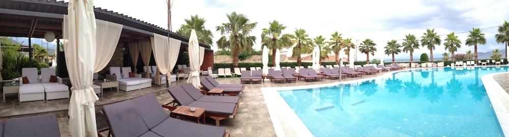 발리스 리조트 호텔 볼로스 외부 사진 The pool at the hotel