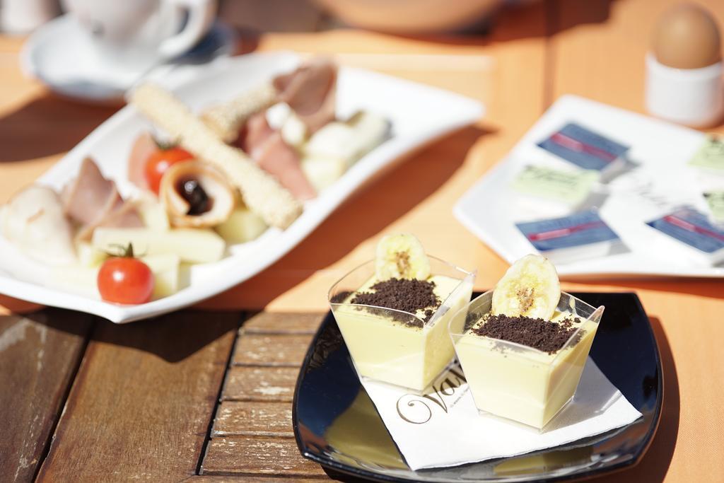 발리스 리조트 호텔 볼로스 외부 사진 A typical tapas bar menu